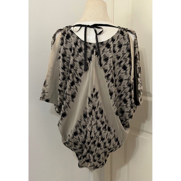 Jenny Han Women's sz L Silk Ikat Print Beaded Neckline Cold Shoulder Blouse boho - Picture 2 of 4